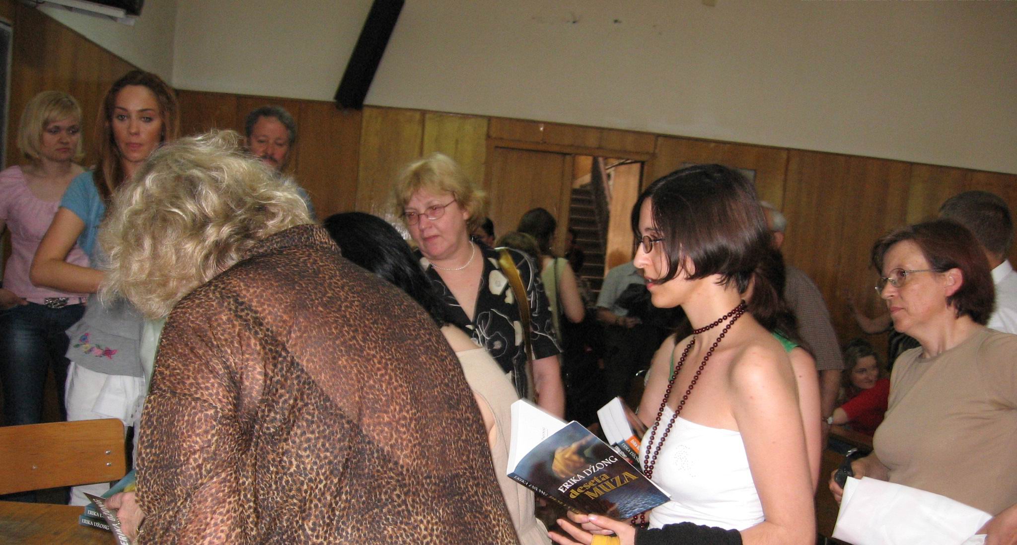 Jong Erica 2007 06 13 signs books for students.